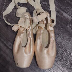 Gaynor Minden Pointe Shoes